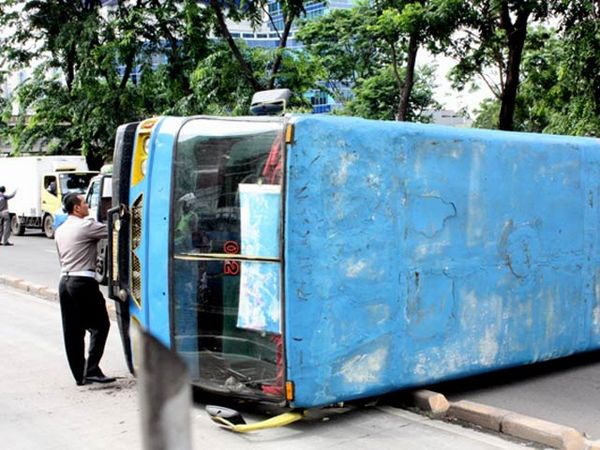 Bus Terguling di Gunung Sahari