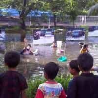 Kritik Surabaya Banjir Lewat Aksi Seni di Kolam