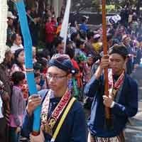 Warga Kediri Berebut Kembang Sisa Ritual Kirab Tombak Kiai Bimo 