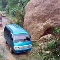 Tertutup Bongkahan Batu, Jalur Pacitan-Ponorogo Masih Tersendat