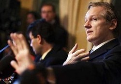 Jaminan Ditolak, Assange Mendekam di Penjara