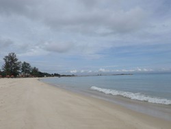 Pantai Lagoi, Pantai Trikora dan Wihara Dharma Sasana