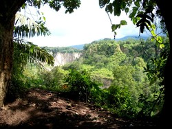 Menikmati Angin Sore di Ngarai Sianok