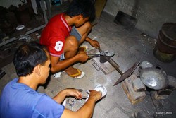 Seniman Pewter Dari Negeri Pelangi