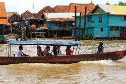Susuri Musi dengan Gondola Versi Palembang