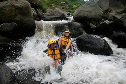 Serunya Tubing di Sungai Krekep