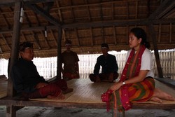 Suku Bayan, Mempertahankan Adat Leluhur Tanpa Menolak Pembaruan