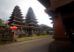 Keagungan Pura Besakih di Kaki Gunung Agung