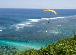 Membelah Angin Paralayang di Atas Pantai Timbis