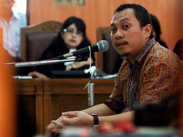 Gayus Diperiksa Sebagai Terdakwa