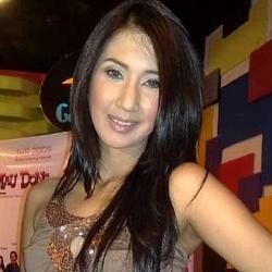 Cut Memey Terpaksa Pakai Baju Seksi