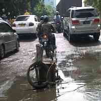 Jalan Rajawali Dekat Perlintasan Tergenang, Lalin Macet