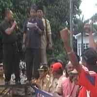 Ratusan Kades Tuntut Bupati Jember Diaktifkan Kembali