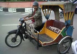 Menyusuri Sore di Banda Aceh dengan Becak Motor