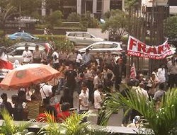 Demo di Depan KPK Ricuh, 4 Demonstran Ditahan