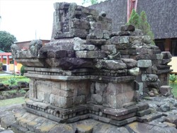 Belajar Kearifan Arsitektur Candi Songgoriti