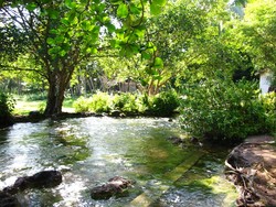 Berendam Air Hangat Dengan Tiga Ribu Perak di Desa Soa