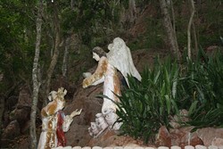 Mengunjungi Goa Santa Maria di Bitauni