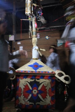 Ritual Pemberian Makan Arwah di Eheng