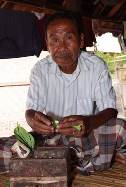 Nyirih: Tradisi Leluhur Kaya Makna dan Fungsi