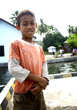 Seorang Anak  yang Menggugah Hati di Danau Ranau