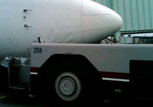 Pesawat Garuda Terserempet Mobil