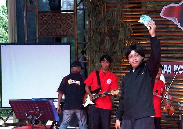 Pria Mirip Gayus Sebar Uang Palsu