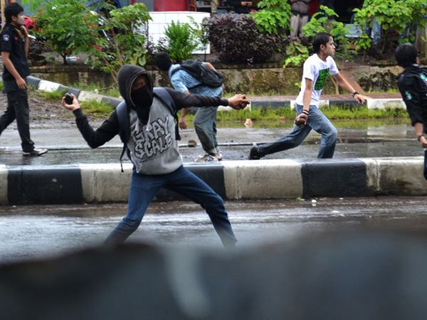 Bentrok di Hari Korupsi