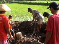Evakuasi Makam  Warga
