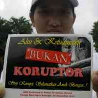 Peringatan Hari Anti Korupsi Diwarnai Demo di depan Grahadi