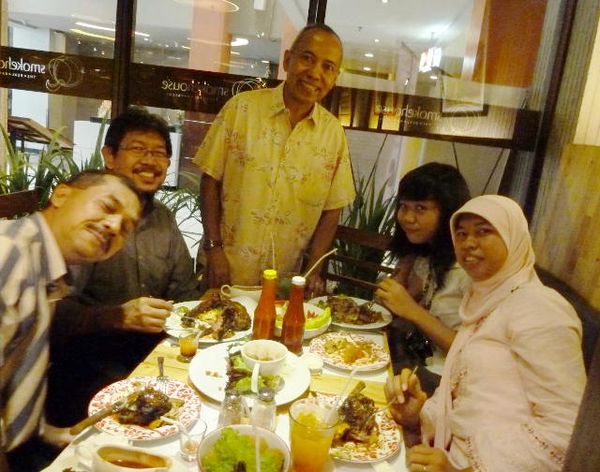 Iga Bakar Yummy... Diserbu Rame-Rame!