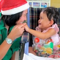 Hofos Sambangi Panti Asuhan