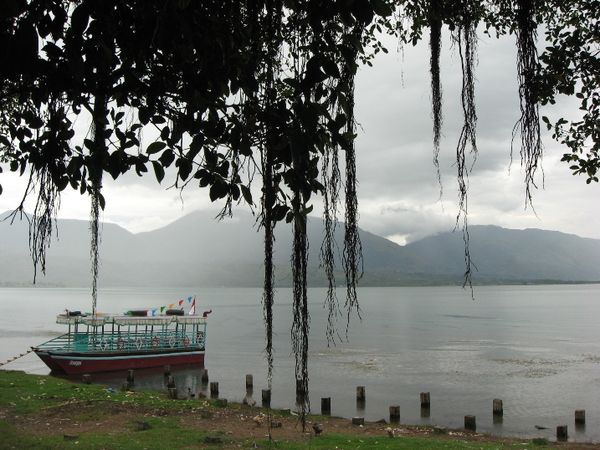 Kala Mendung di Danau Singkarak