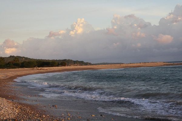 Pantai Batulesa dan Penjual Tuak Manis