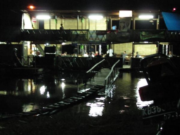 Kuliner Malam di Atas Sungai Kapuas