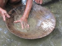 Aktivitas Mencari Emas Dayak Punan