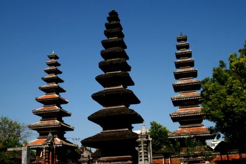 Pura Terbesar di Lombok Berdampingan dengan Mesjid