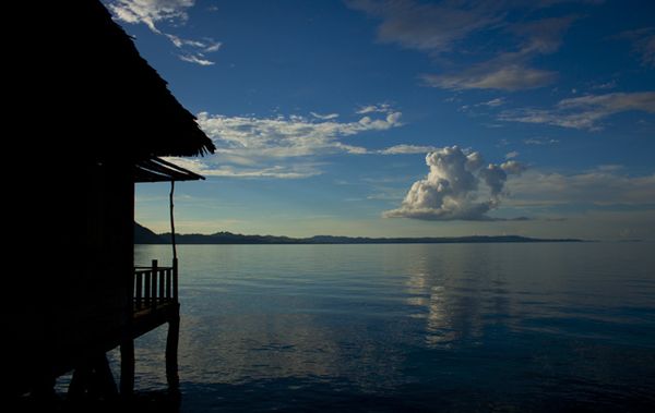 Menyepi di Ora Beach Resort