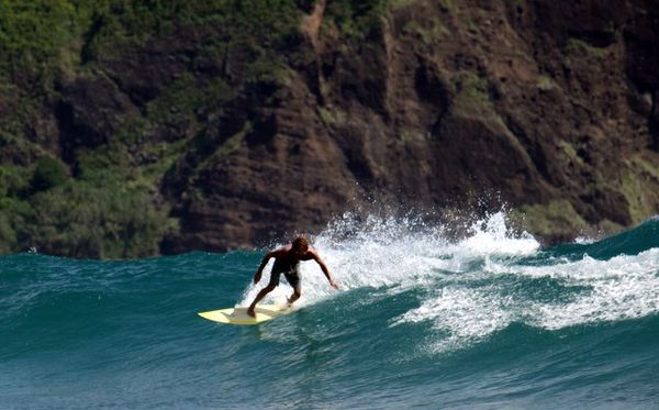 Pantai Sekongkang, Ombak Yoyo-nya Memanjakan Peselancar dan Fotografer