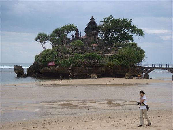 Pantai Balekambang dan Pulau disekitarnya