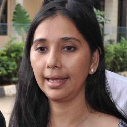 Ayu Azhari Bawa Anak ke Pesantren dan Psikolog