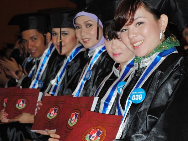 LSPR Melantik 1.165 Wisudawan
