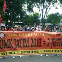 Tolak UMK, Ribuan Buruh di Jatim Tuntut Upah Layak