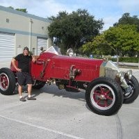 Mobil Sport Jadul Berukuran Raksasa