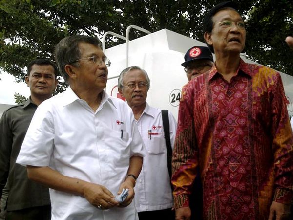 PMI Bantu Air Bersih Korban Merapi