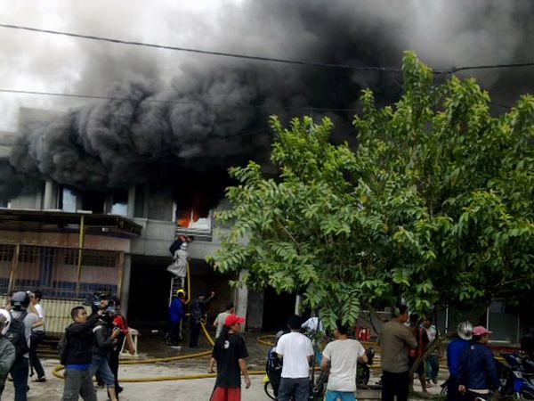 Bengkel Mobil Terbakar