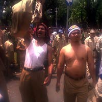 Lempar Baju Dinas, Perangkat Desa Telanjang Dada di Kemendagri