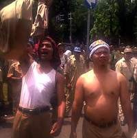 Kantor Kemendagri Digantungi Baju Ribuan Perangkat Desa