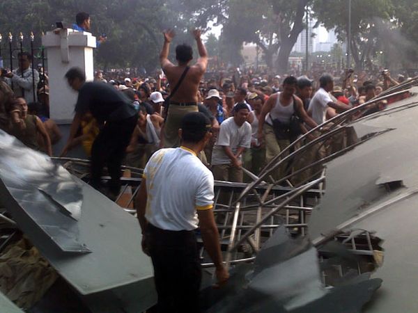 Demo Perangkat Desa Ricuh