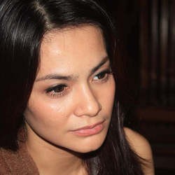 Selesai Sidang Cut Tari Peluk Suami, Tak Salami Ariel